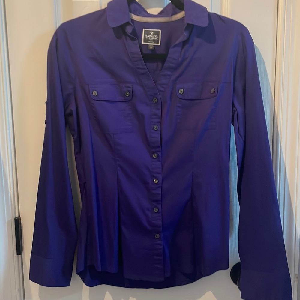 Express “ the essential shirt”